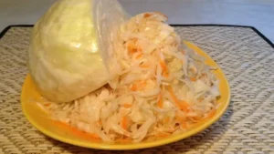 Квашеная капуста на тарелке — домашняя хрустящая закуска