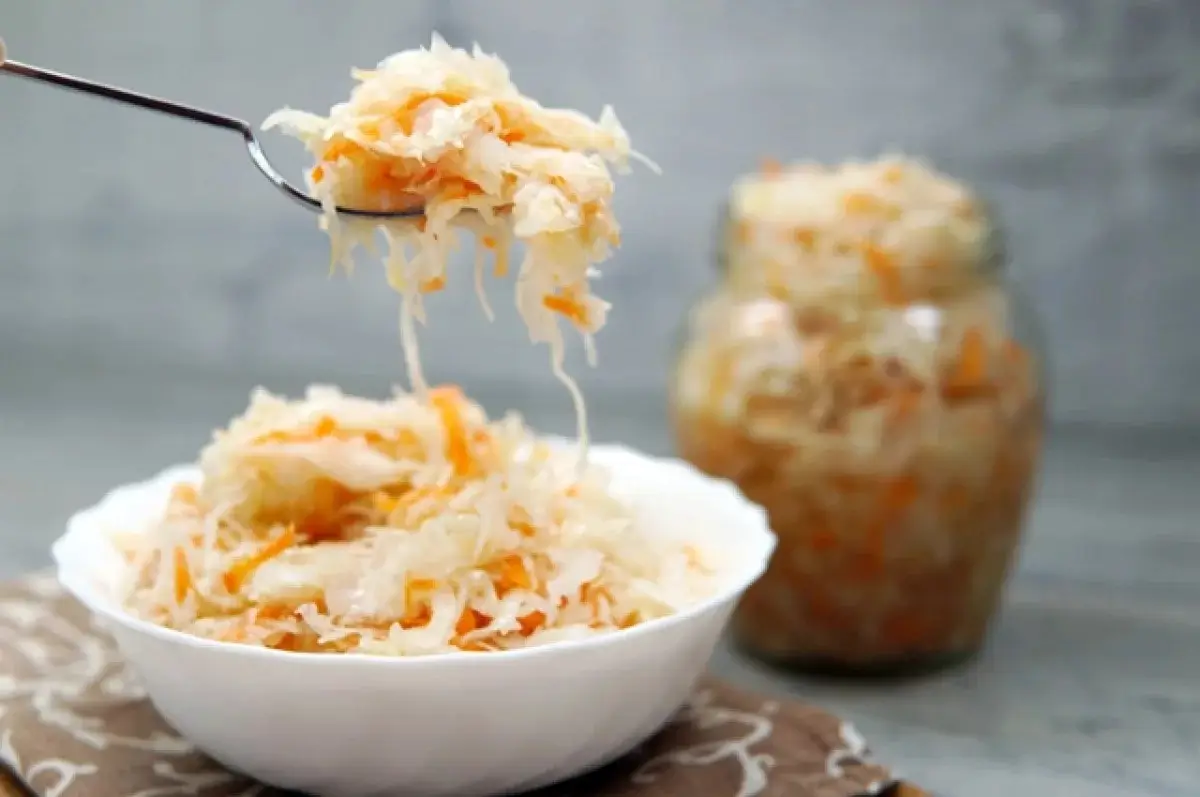 Осклизлая квашеная капуста с морковью